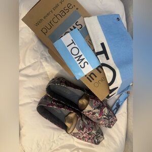 Brand new Toms, size 8. Comes with the flag and the sticker.